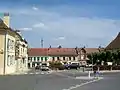 La place Pierre-Salvi (selon l'ancien sénateur et maire de Viarmes), près du château et au nord de l'église. C'est ici que se tiennent les marchés hebdomadaires.