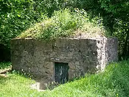 Le premier regard de la galerie souterraine, après la fontaine aux Moines. Classé également M.H.