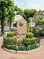 Le monument Georges Clemenceau sur le square Halbout, rue de Paris.