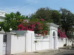 Rue dans le centre historique de Pondichéry, ancienne capitale des Indes françaises et chef-lieu du Territoire.