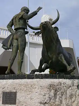 Arènes Joseph-Fourniol. Monument au torero Ruiz Miguel.