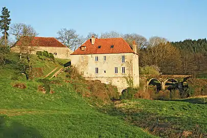 Le moulin de Bourbilly vu du pont.