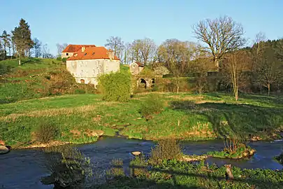 Paysage verdoyant du Serein au moulin de Bourbilly, commune de Vic-de-Chassenay.