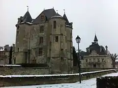 Donjon et mairie.