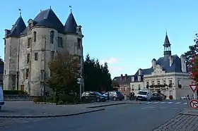 Donjon et mairie.