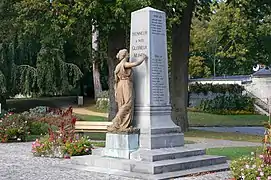 Monument aux morts et parc.