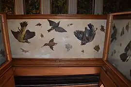 Peintures d'oiseaux sur les jambages de la salle à manger