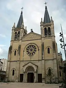 Photographie de la façade de l'église Saint-Louis et son parvis rénové.