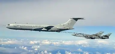 Photographie d'un VC10 en vol, suivi par deux avions de combat Tornado, simulannément accrochés au deux paniers de ravitaillement