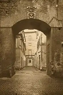 Le Passetto dans son contexte original : en arrière-plan la face arrière du palais Rusticucci-Accoramboni vue de Vicolo del Farinone, avant la démolition du quartier (environ 1930)