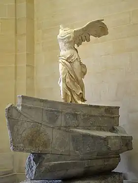 La Victoire de Samothrace et sa base. Marbre de Paros, H. 2,45 m. Vers 200 / 175 ?. Louvre