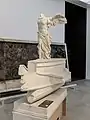 La Victoire de Samothrace sur sa base.