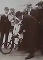 Victoire finale de Garin dans le Tour de France 1903 (au Vélodrome, ici avec son fils).