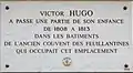 Plaque au no 8, en hommage à Victor Hugo.