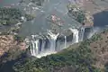 Quand le débit du fleuve est faible, les chutes ne coulent que sur leur partie ouest, côté Zimbabwe, la partie est côté Zambie étant asséchée