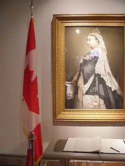 Livre d'honneur et portrait officiel de la reine Victoria dans un édifice fédéral d'Ottawa