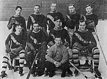 Photographie en noir et blanc d'une équipe de hockey sur glace sur trois rangs