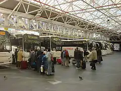 Quai d'embarquement des cars protégés sous une marquise