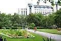 Jardins de Victoria Embankment, avec la gare de Charing Cross à l'arrière-plan.