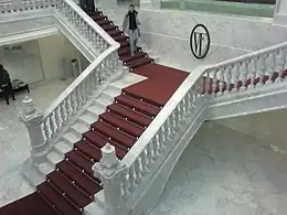 Escaliers d'accès du théâtre après les travaux.