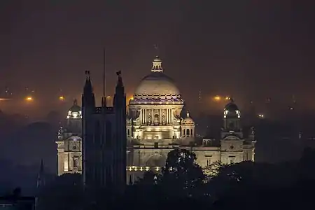 De nuit. La cathédrale Saint-Paul de Calcutta en premier plan. Janvier 2019.