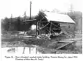 Le bâtiment des prises d'air de la trompe de la mine Victoria, en 1914, partiellement soufflé par un reflux.