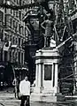 Statue du duc de Connaught au bout de Pedder Street (en) en 1919.