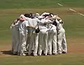 L'équipe d'Angleterre célébrant la victoire contre l'Inde en 2006 avec un huddle.