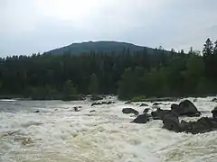 Les rapides Kivakkakoski et le mont Kivakkatunturi.