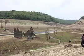 Juin 2015, l'assec révèle une ancienne maison éclusière, une écluse et des arbres fossilisés.