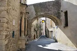 Porte du village. Portail Renaissance (à gauche), rue des Quiastres.