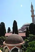 Fontaine pour les ablutions et mosquée depuis le nord.