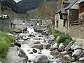 La rivière Nere est freinée par un petit barrage à son entrée dans Vielha e Mijaran