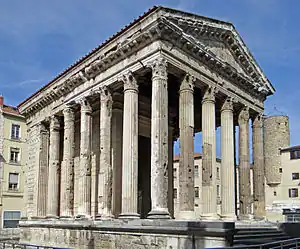 Temple d'Auguste et de Livie de Vienne et Maison Carrée de Nîmes, deux temples romains dont l'architecture est typique du début de l'Empire.