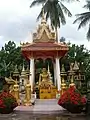 Bouddha dans l'enceinte du monastère