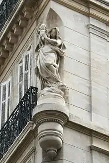 Vierge à l'enfantAngle des rues Auguste-Blanqui et Fontange à Marseille.