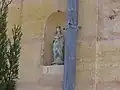 Une statue de la Vierge sur une façade de maison