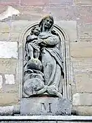 Vierge à l'enfant (dessus portail de l'église).