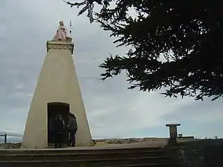 La statue de la Mère Admirable et la table d'orientation.