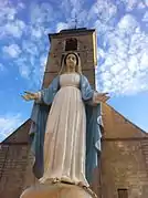 Vierge au serpent devant l'église.