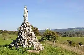 Vierge qui protège le village de Belvoir.