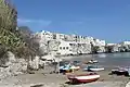 Vue sur la cité ancienne sur son éperon rocheux