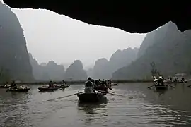 Vue de la rivière depuis une grotte.