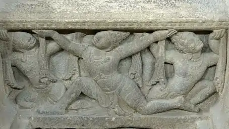 Danseurs soulevant une bande de soie, Piédestal du yoni-liṅga, tour-sanctuaire E1, Mỹ Sơn