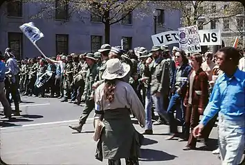4- Manifestation contre la guerre à Washington (angle Pennsylvania Avenue/10ème rue), le 24 avril 1971 (photo par Leena A. Krohn).