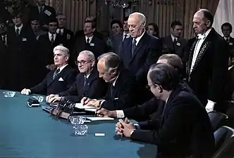Signature des accords de Paris à l'hôtel Majestic, en 1973.