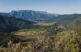 Vieussan et le mont Caroux, dans l'ouest.