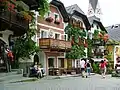 Maisons traditionnelles au centre du vieux village de Hallstatt.