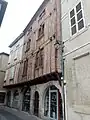 Anciennes maisons dans une étroite ruelle du Vieux Castres.