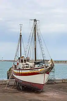 Photographie en couleurs du bateau à sec.